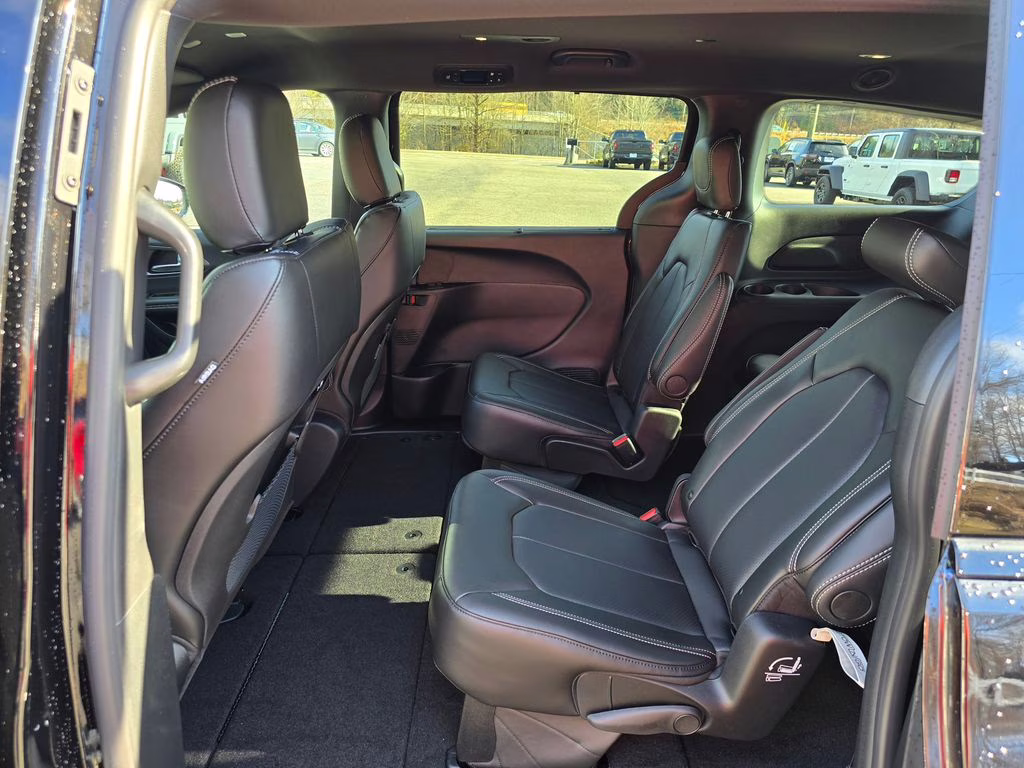 2026 Diamond Black Crystal Pearlcoat Chrysler Pacifica Select FWD Van