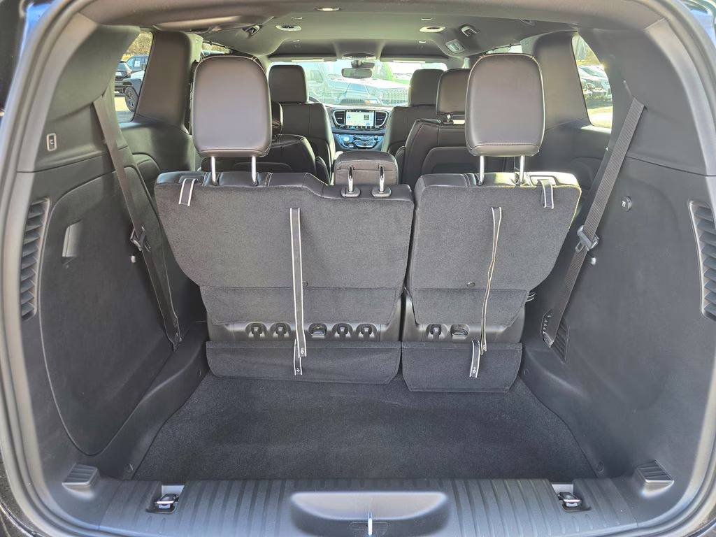 2026 Diamond Black Crystal Pearlcoat Chrysler Pacifica Select FWD Van