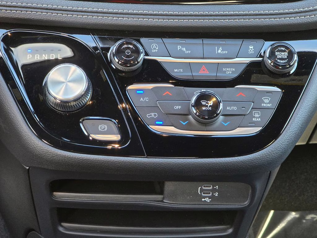 2026 Diamond Black Crystal Pearlcoat Chrysler Pacifica Select FWD Van