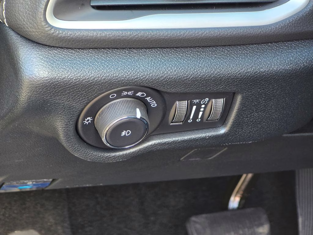 2026 Diamond Black Crystal Pearlcoat Chrysler Pacifica Select FWD Van