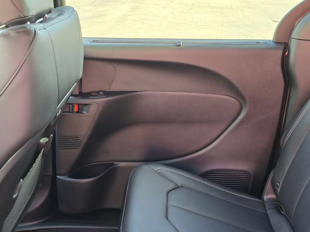 2026 Diamond Black Crystal Pearlcoat Chrysler Pacifica Select FWD Van