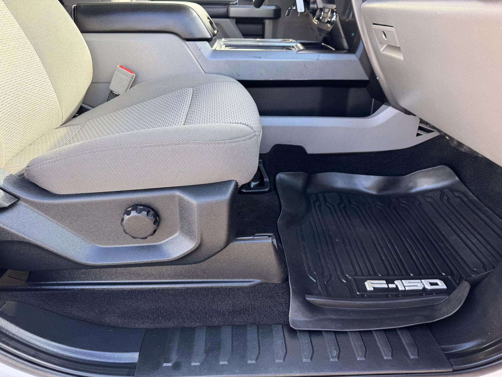 2020 Oxford White Ford F-150 XLT 4X4 Truck