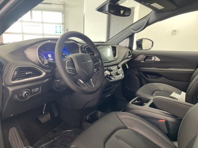 2026 Diamond Black Crystal Pearlcoat Chrysler Pacifica Select AWD Van