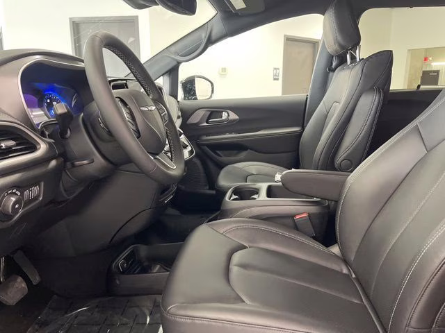 2026 Diamond Black Crystal Pearlcoat Chrysler Pacifica Select AWD Van