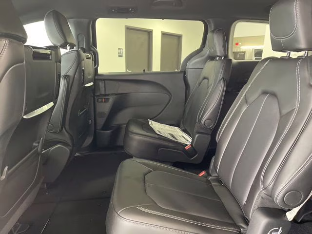 2026 Diamond Black Crystal Pearlcoat Chrysler Pacifica Select AWD Van