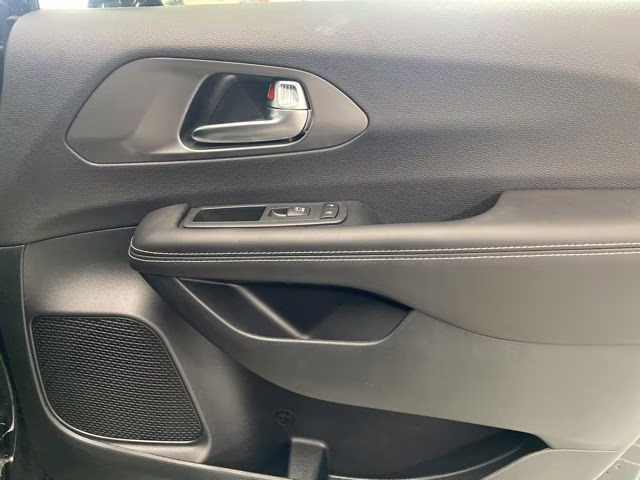 2026 Diamond Black Crystal Pearlcoat Chrysler Pacifica Select AWD Van