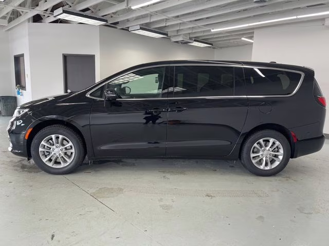 2026 Diamond Black Crystal Pearlcoat Chrysler Pacifica Select AWD Van