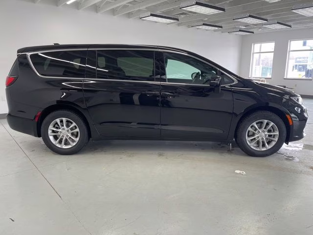 2026 Diamond Black Crystal Pearlcoat Chrysler Pacifica Select AWD Van