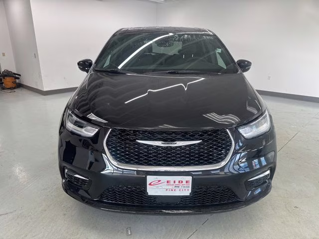 2026 Diamond Black Crystal Pearlcoat Chrysler Pacifica Select AWD Van