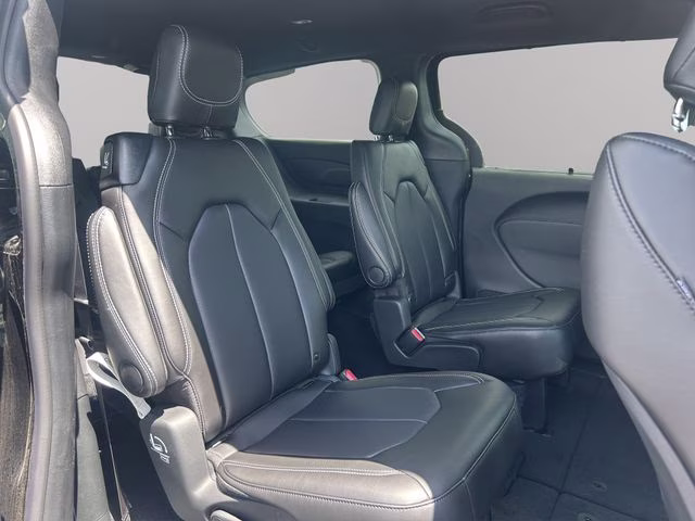 2026 Diamond Black Crystal Pearlcoat Chrysler Pacifica Select AWD Van