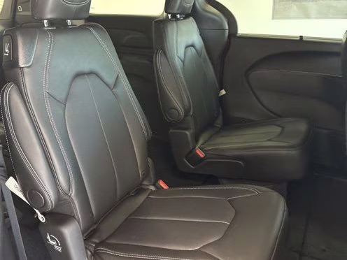 2026 Diamond Black Crystal Pearlcoat Chrysler Pacifica Select AWD Van