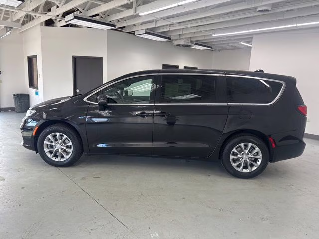 2026 Diamond Black Crystal Pearlcoat Chrysler Pacifica Select AWD Van