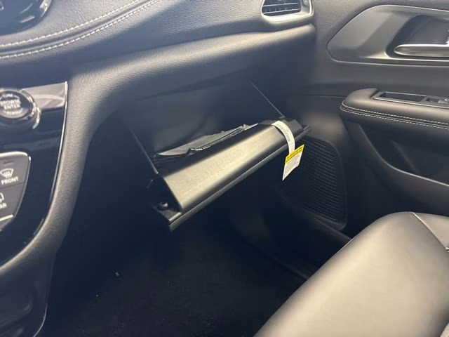 2026 Diamond Black Crystal Pearlcoat Chrysler Pacifica Select AWD Van