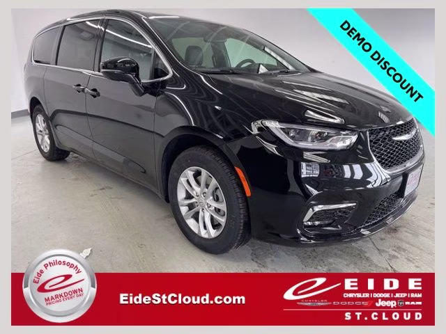 2026 Chrysler Pacifica Select AWD's photo