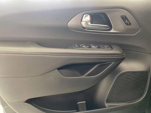 2026 Diamond Black Crystal Pearlcoat Chrysler Pacifica Select AWD Van