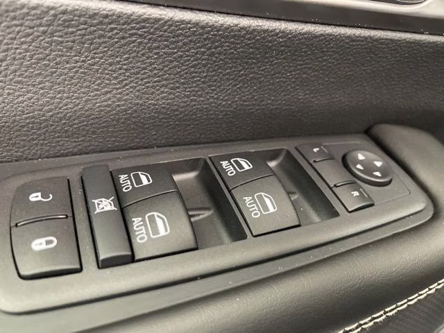 2026 Diamond Black Crystal Pearlcoat Chrysler Pacifica Select AWD Van