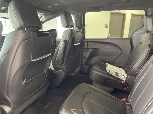 2026 Diamond Black Crystal Pearlcoat Chrysler Pacifica Select AWD Van