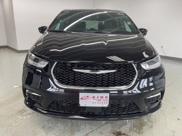 2026 Diamond Black Crystal Pearlcoat Chrysler Pacifica Select AWD Van