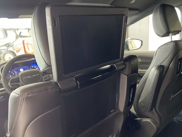 2026 Diamond Black Crystal Pearlcoat Chrysler Pacifica Select AWD Van