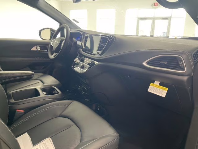 2026 Diamond Black Crystal Pearlcoat Chrysler Pacifica Select AWD Van