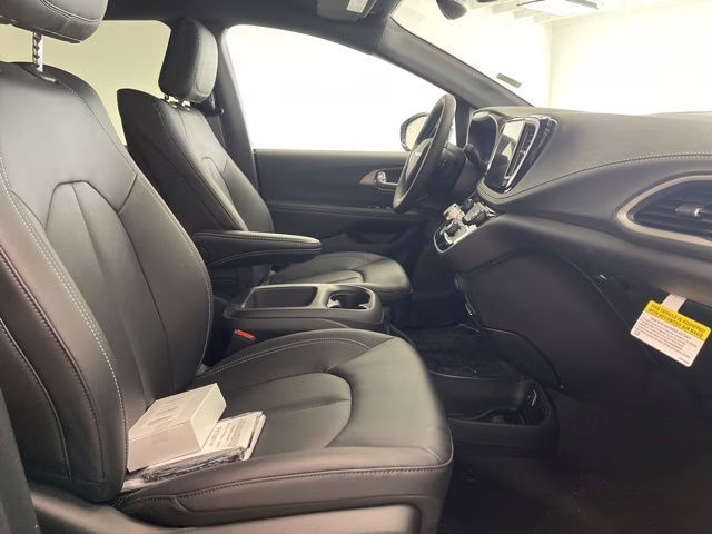 2026 Diamond Black Crystal Pearlcoat Chrysler Pacifica Select AWD Van