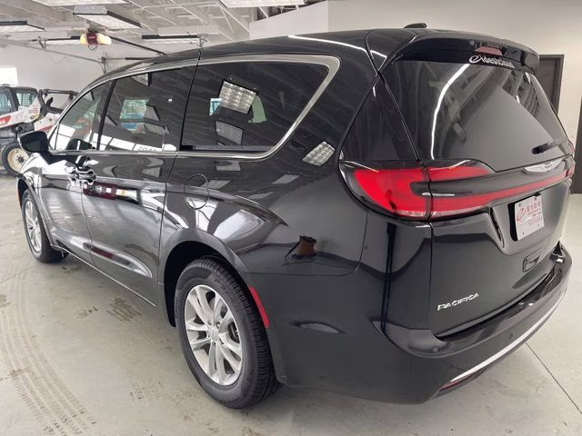 2026 Diamond Black Crystal Pearlcoat Chrysler Pacifica Select AWD Van