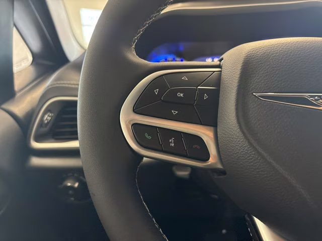 2026 Diamond Black Crystal Pearlcoat Chrysler Pacifica Select AWD Van