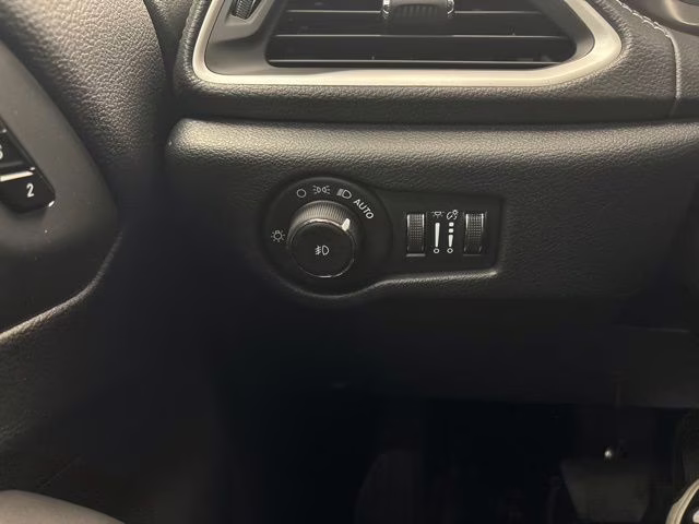 2026 Diamond Black Crystal Pearlcoat Chrysler Pacifica Select AWD Van