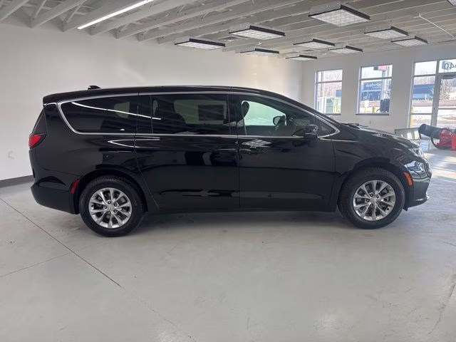 2026 Diamond Black Crystal Pearlcoat Chrysler Pacifica Select AWD Van