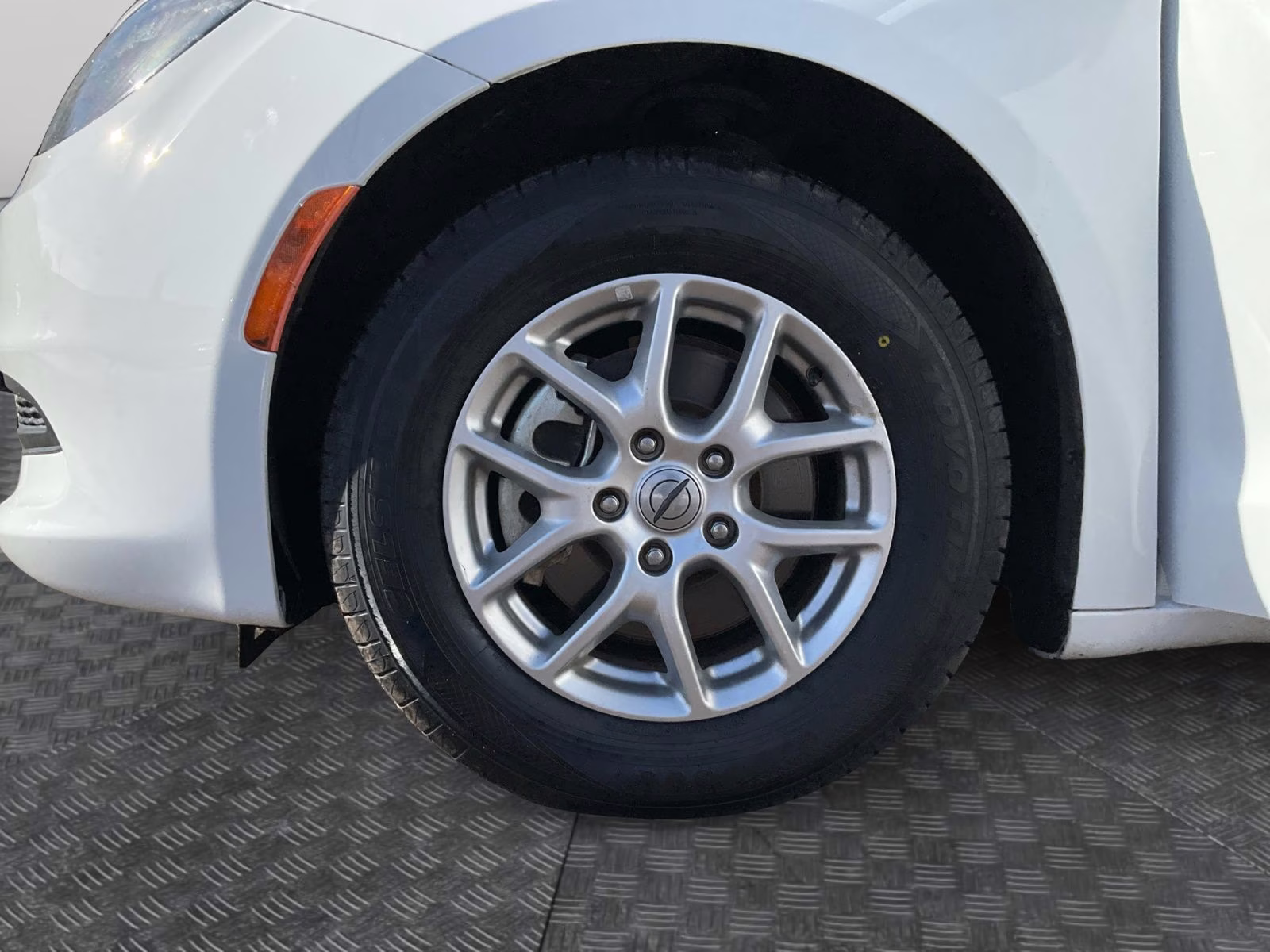 2022 Bright White Clearcoat Chrysler Voyager LX FWD Van