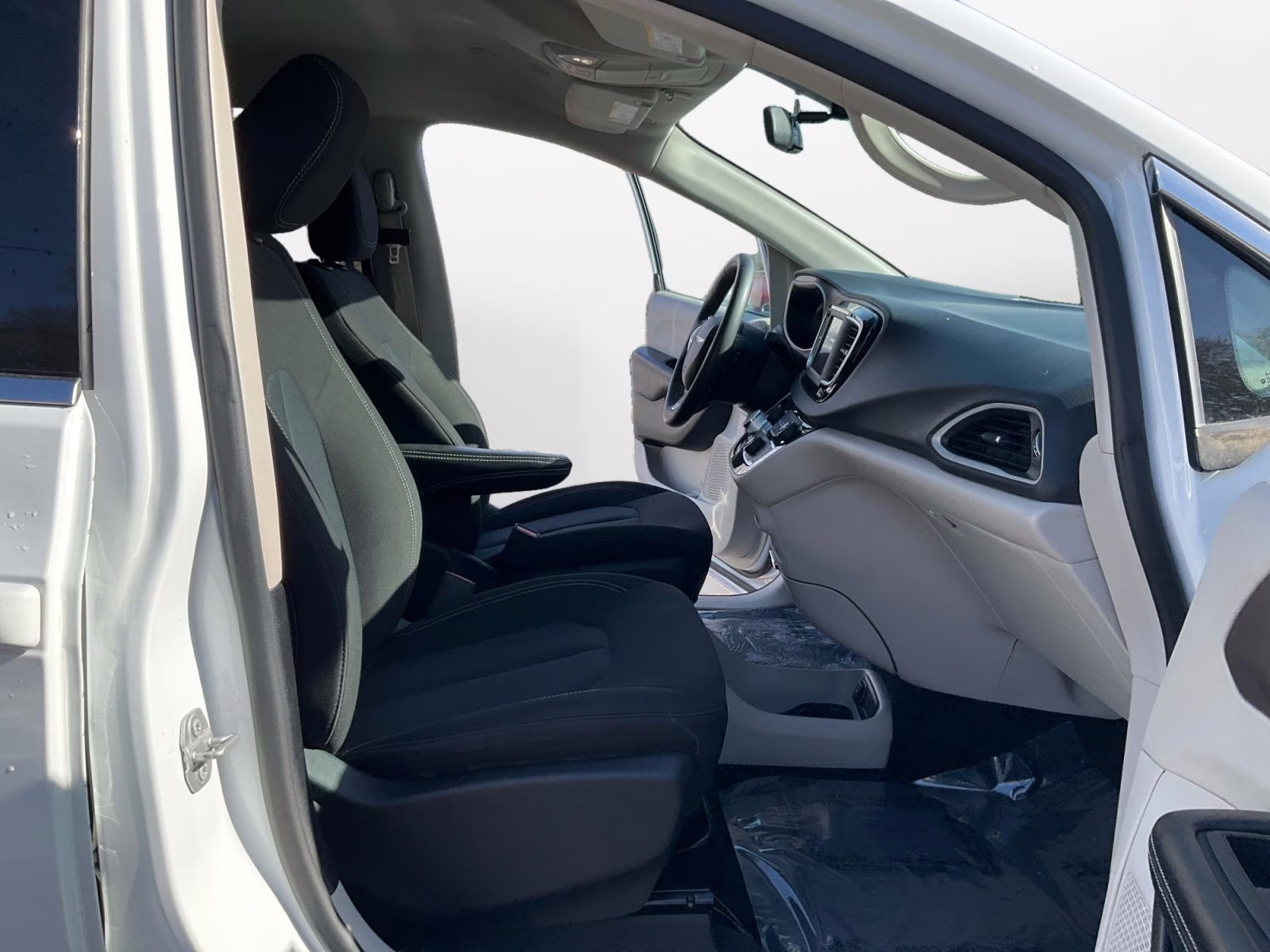 2022 Bright White Clearcoat Chrysler Voyager LX FWD Van