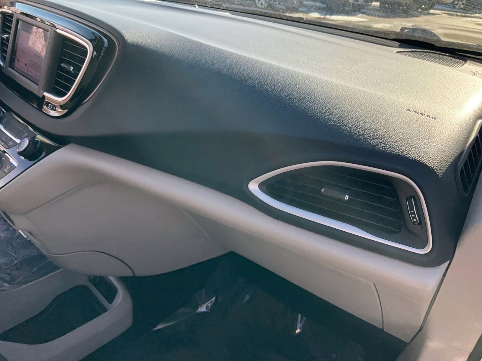 2022 Bright White Clearcoat Chrysler Voyager LX FWD Van