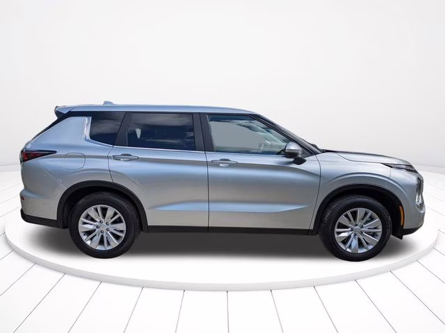 2026 Alloy Silver Metallic Mitsubishi Outlander ES AWD SUV
