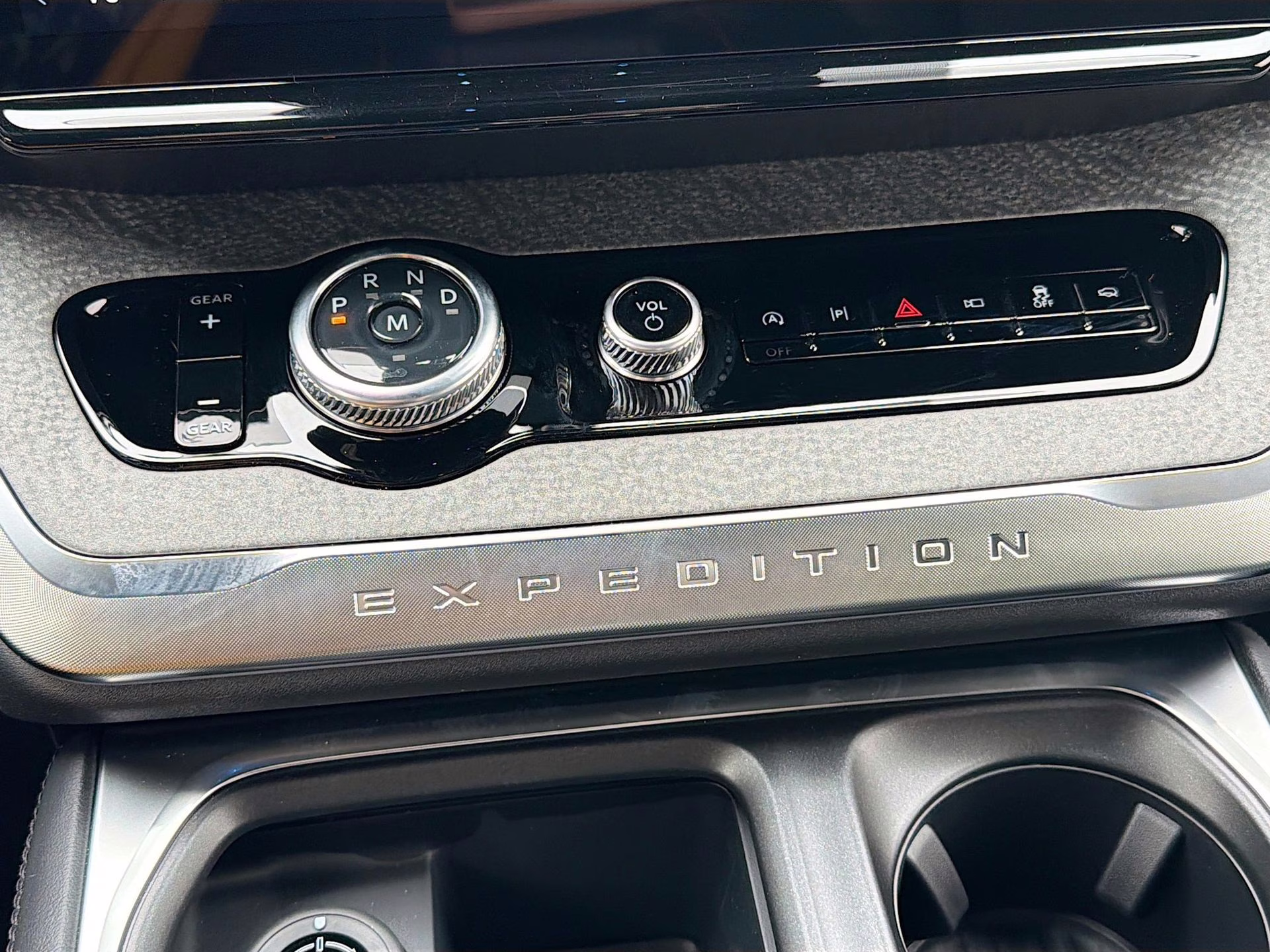 2026 Star White Metallic Tri-Coat Ford Expedition Tremor 4X4 SUV