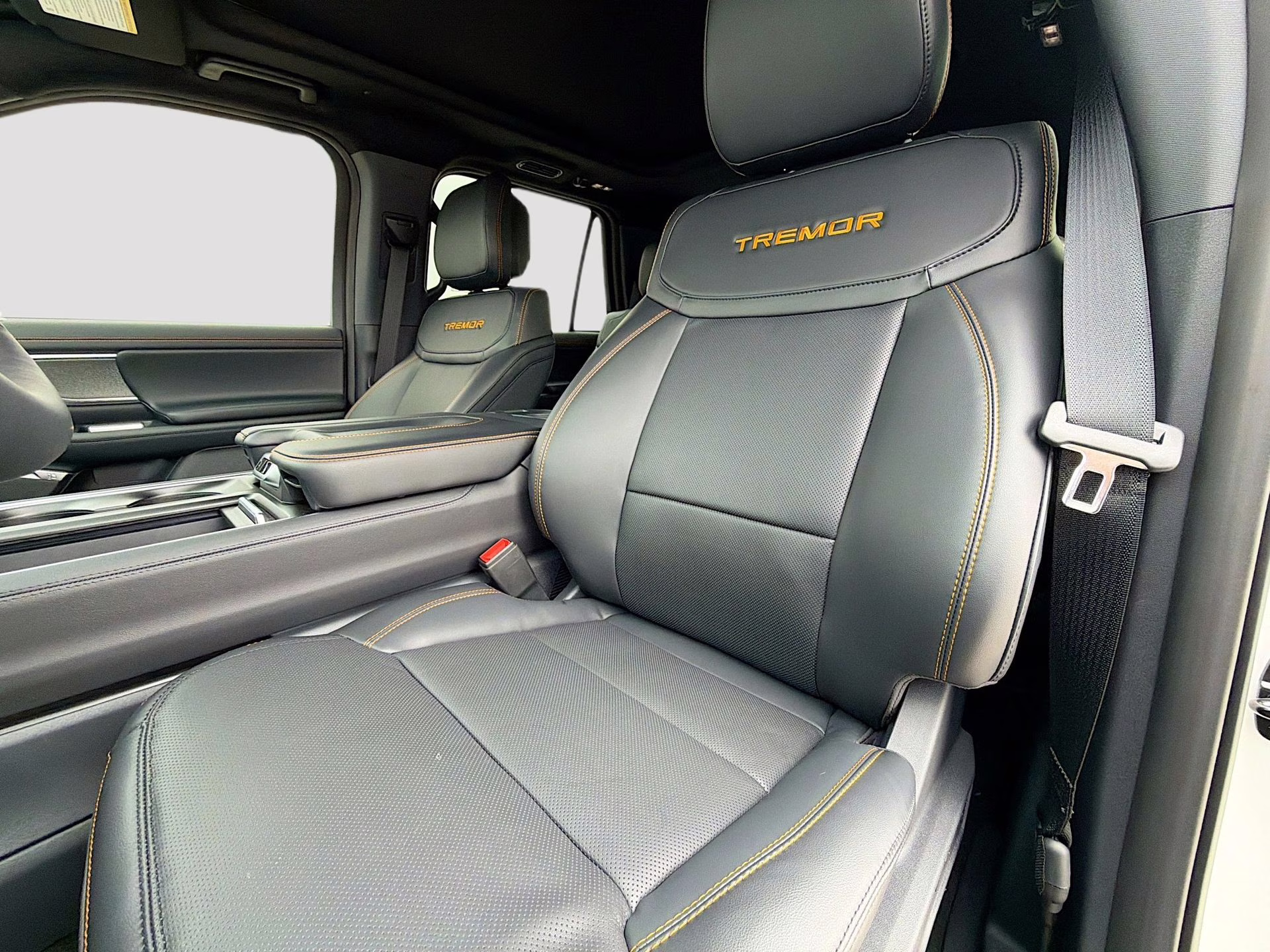 2026 Star White Metallic Tri-Coat Ford Expedition Tremor 4X4 SUV