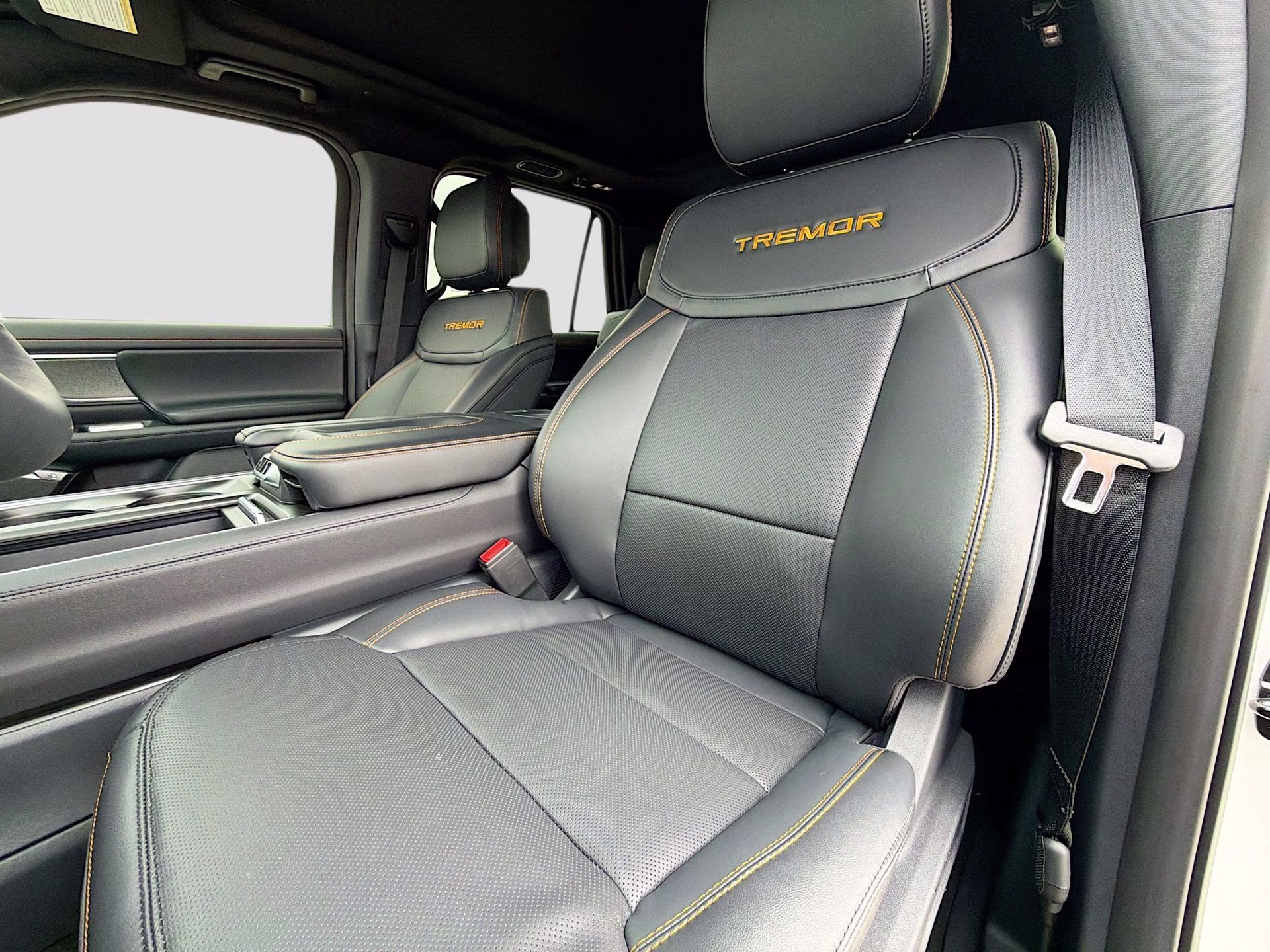 2026 Star White Metallic Tri-Coat Ford Expedition Tremor 4X4 SUV