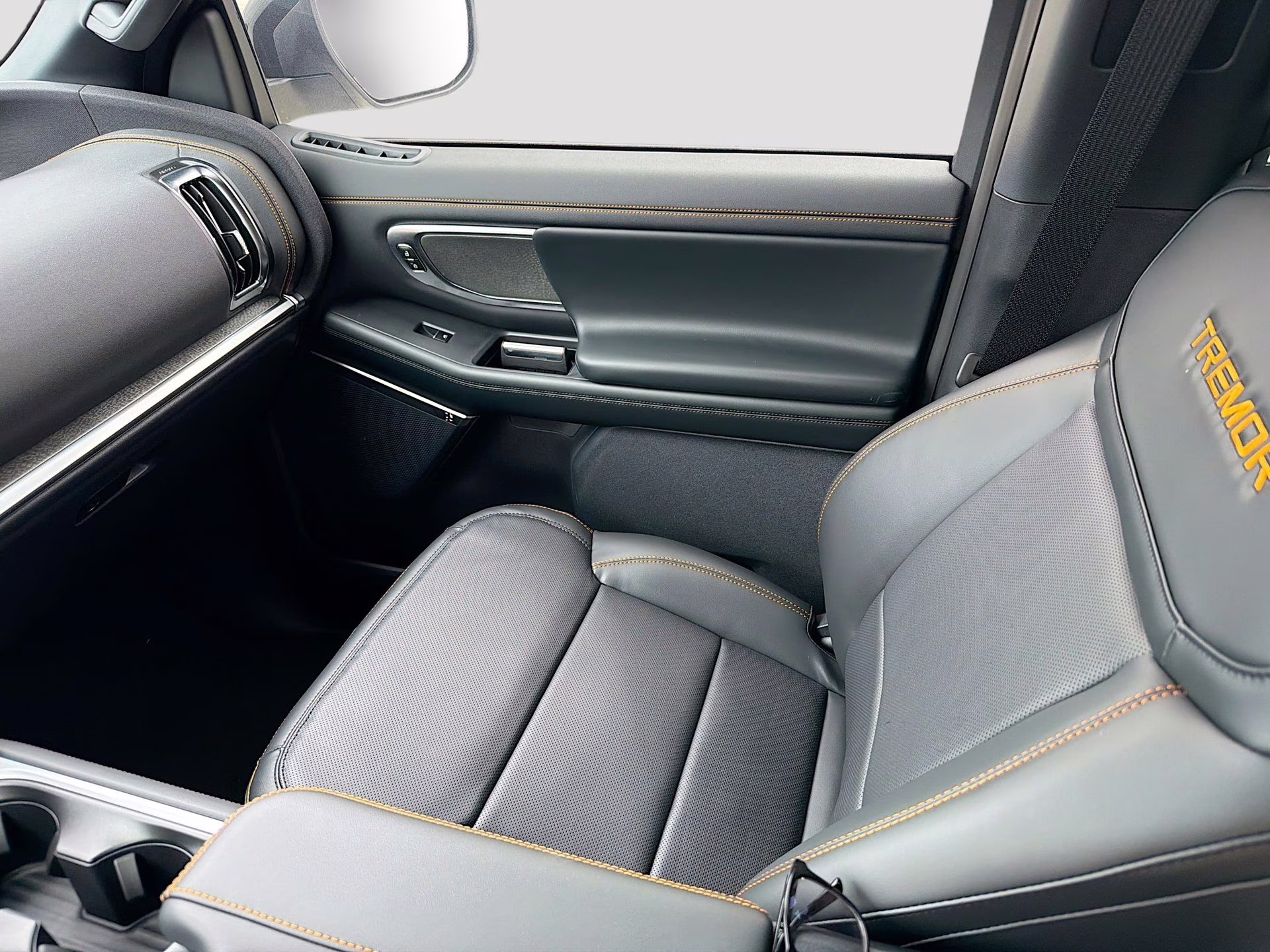 2026 Star White Metallic Tri-Coat Ford Expedition Tremor 4X4 SUV