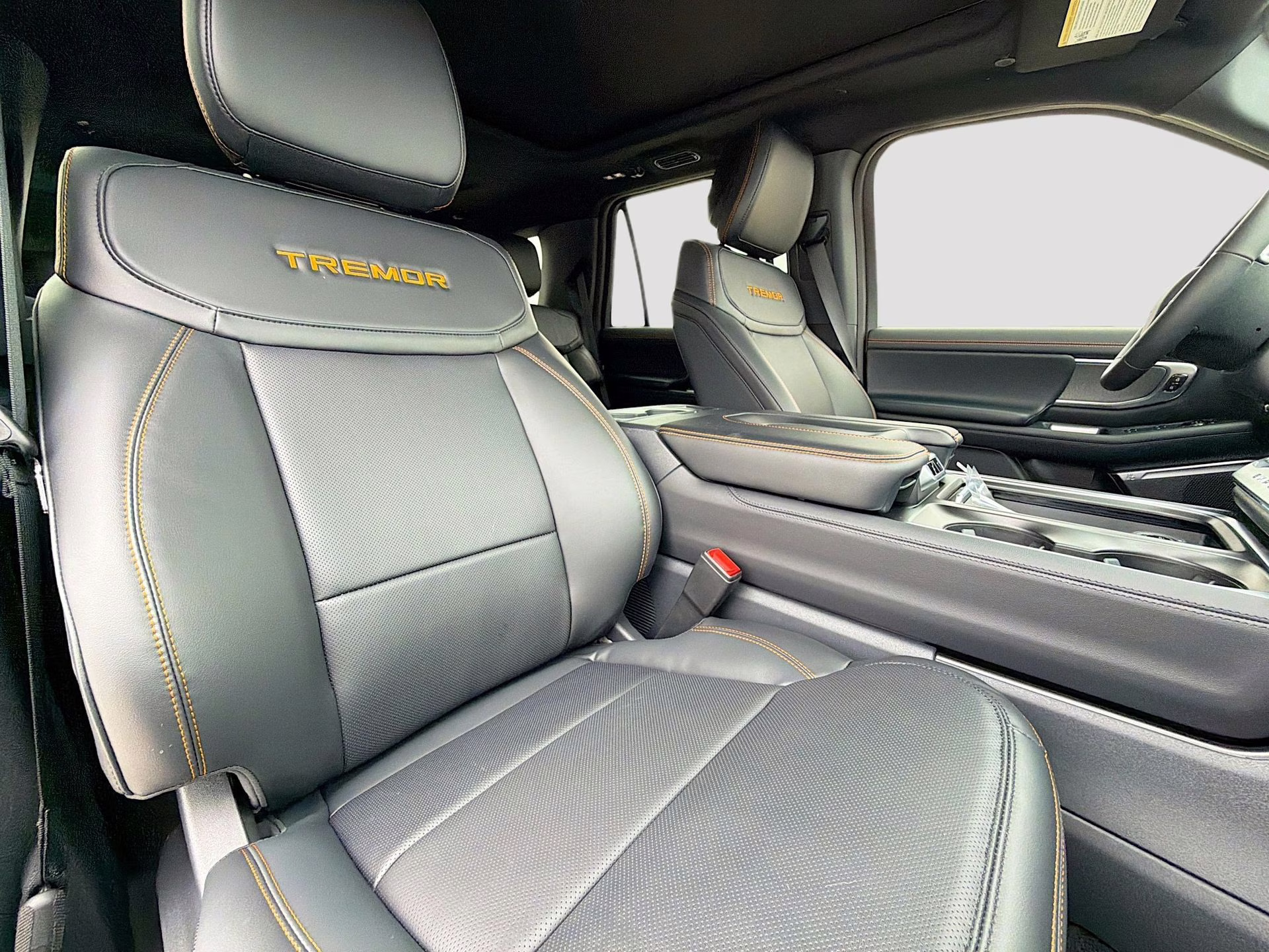 2026 Star White Metallic Tri-Coat Ford Expedition Tremor 4X4 SUV