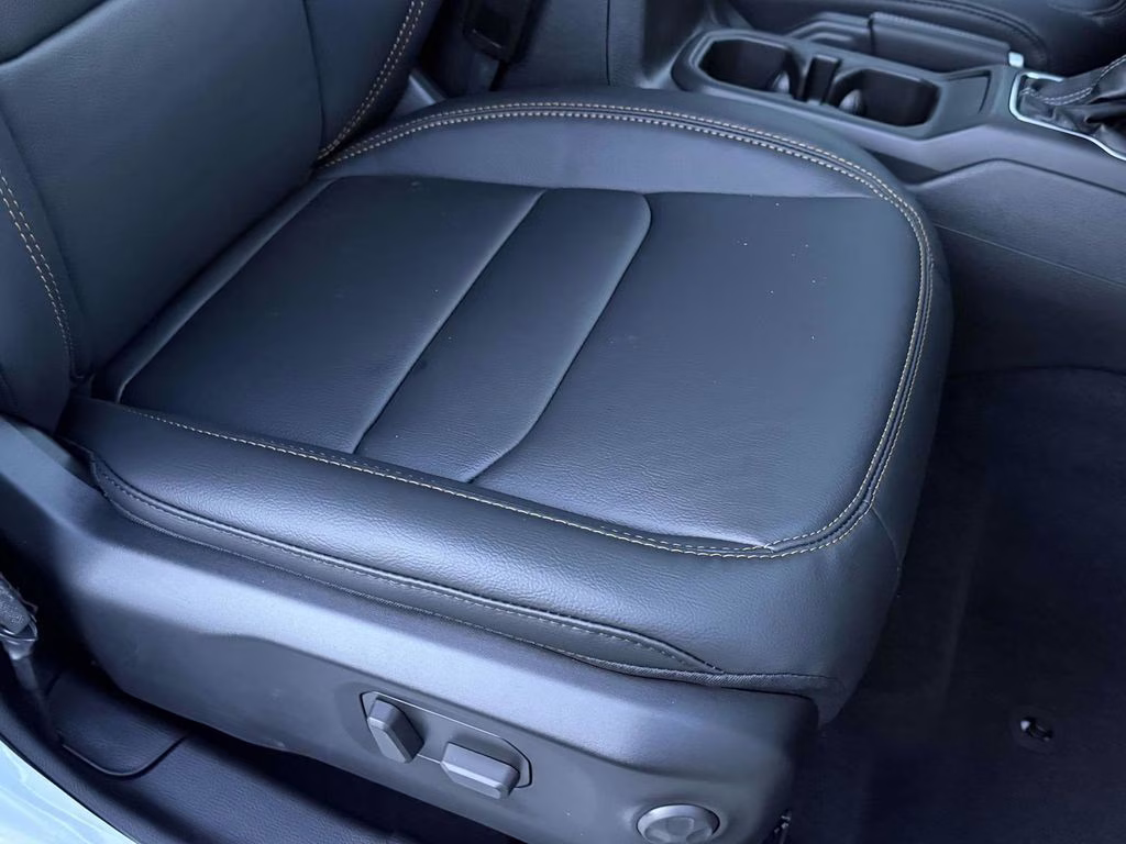 2026 Bright White Clearcoat Jeep Gladiator Sahara 4X4 Truck