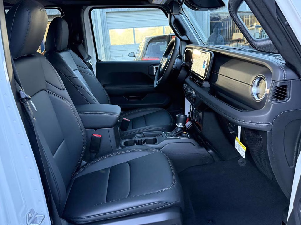 2026 Bright White Clearcoat Jeep Gladiator Sahara 4X4 Truck