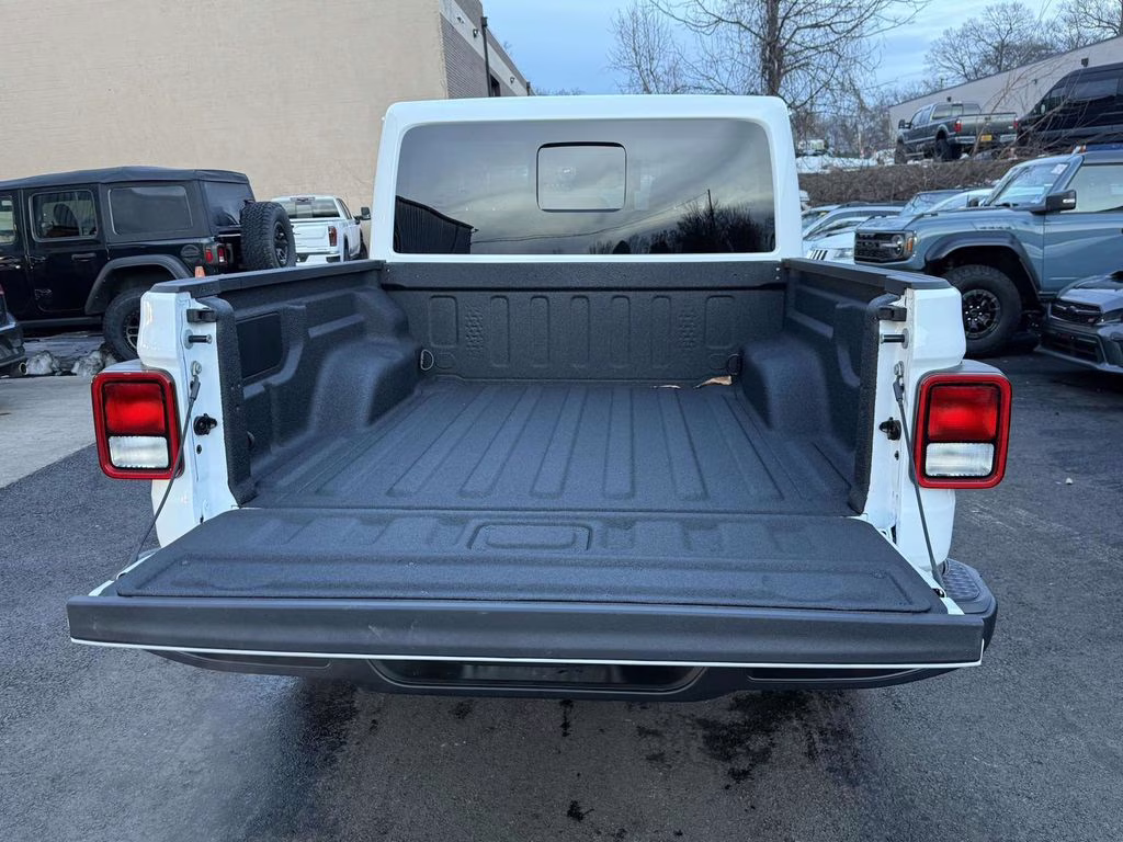 2026 Bright White Clearcoat Jeep Gladiator Sahara 4X4 Truck