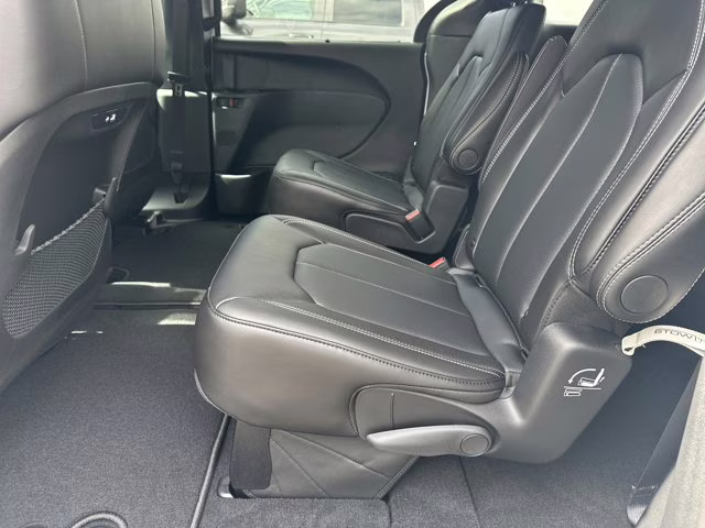 2026 Bright White Clearcoat Chrysler Pacifica Select FWD Van