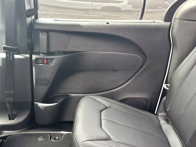 2026 Bright White Clearcoat Chrysler Pacifica Select FWD Van