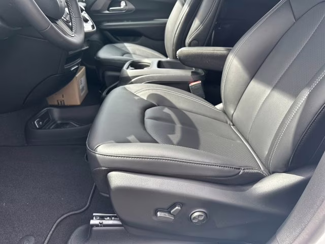 2026 Bright White Clearcoat Chrysler Pacifica Select FWD Van