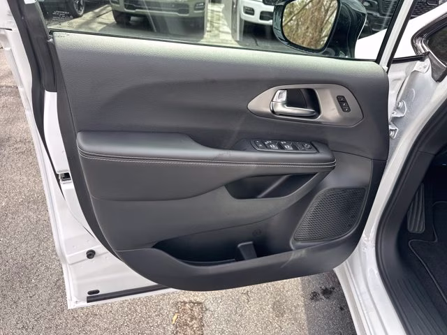 2026 Bright White Clearcoat Chrysler Pacifica Select FWD Van