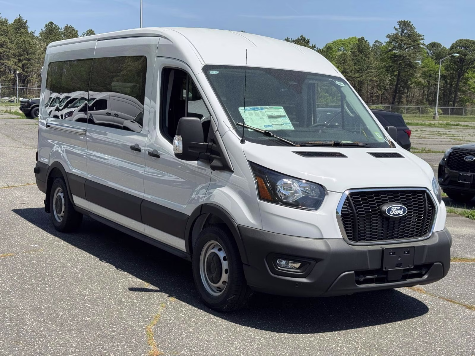 2026 Oxford White Ford Transit Passenger Wagon T-350 148 Med Roof XL RWD RWD Van