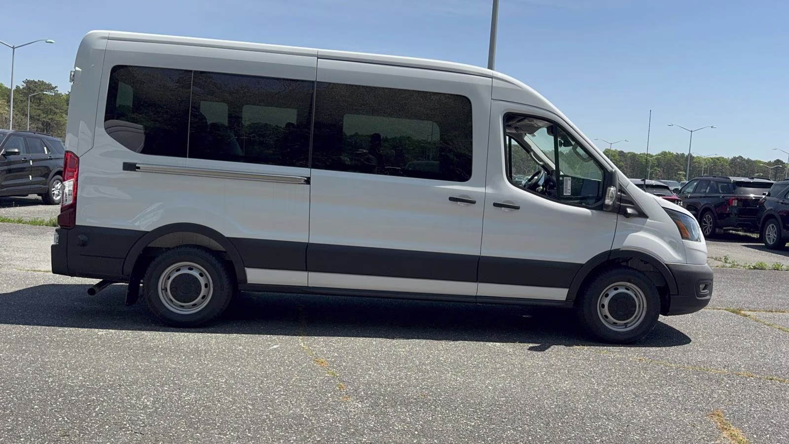 2026 Oxford White Ford Transit Passenger Wagon T-350 148 Med Roof XL RWD RWD Van