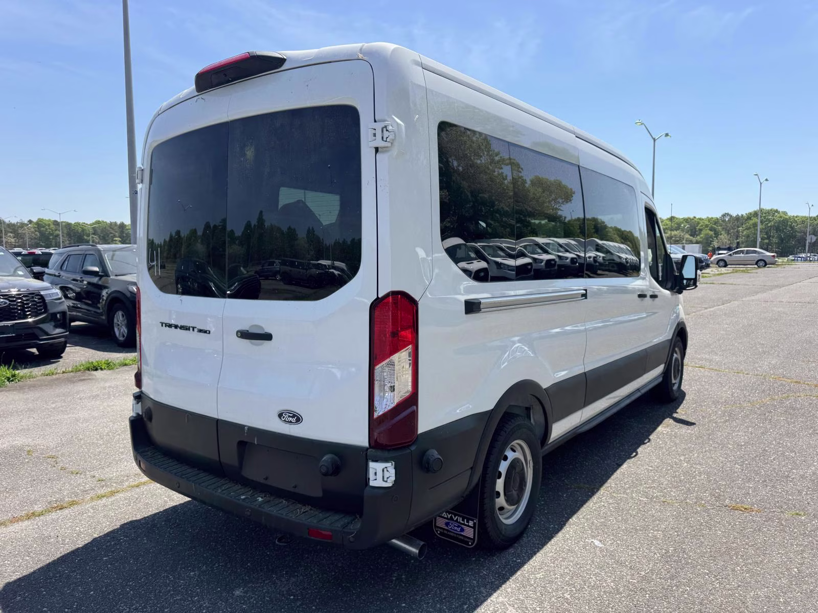 2026 Oxford White Ford Transit Passenger Wagon T-350 148 Med Roof XL RWD RWD Van