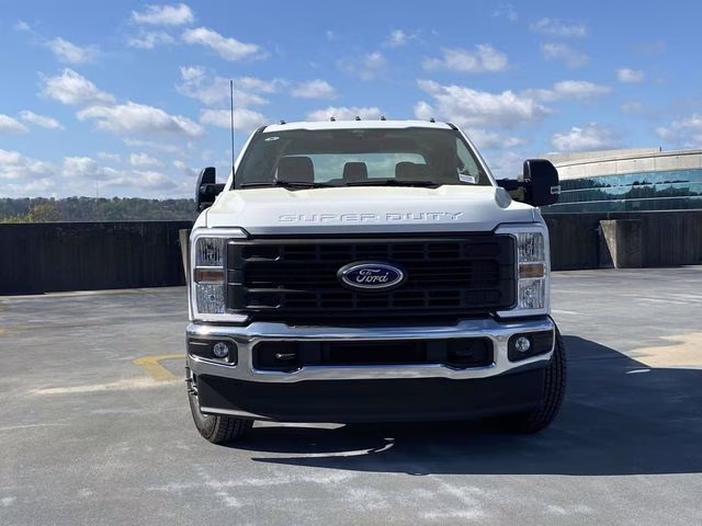 2026 Oxford White Ford Super Duty F-350 DRW XL 4X4 Truck
