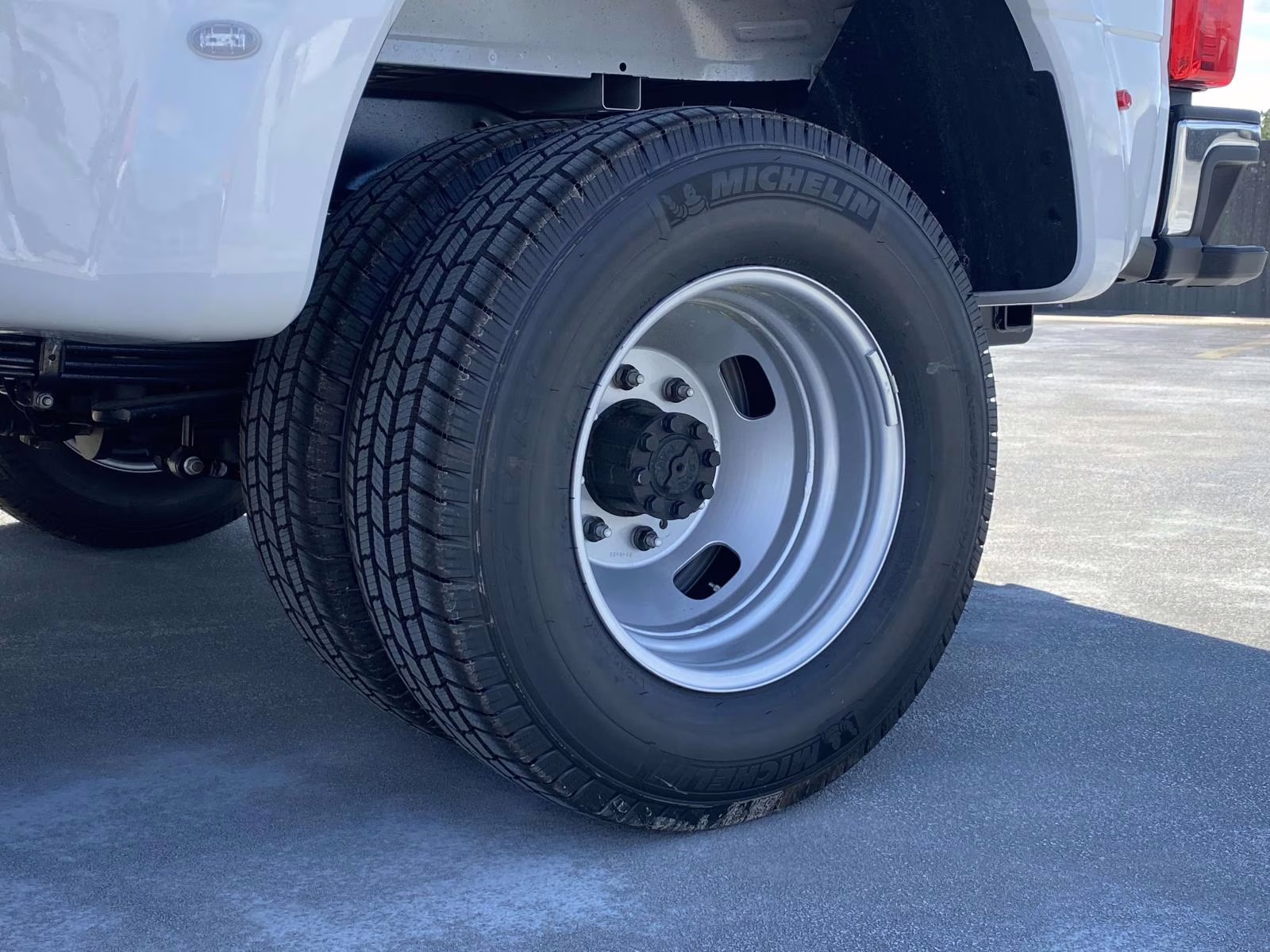 2026 Oxford White Ford Super Duty F-350 DRW XL 4X4 Truck